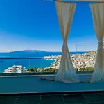 Отель Sunset Shoreline - Sea View - Free Private Parking - Pool 4*