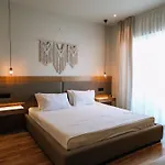 Отель Sunset Shoreline - Sea View - Free Private Parking - Pool 4*