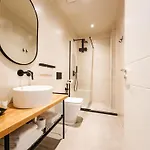 Отель Sunset Shoreline - Sea View - Free Private Parking - Pool