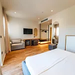 Отель Sunset Shoreline - Sea View - Free Private Parking - Pool 4*