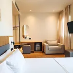Отель Sunset Shoreline - Sea View - Free Private Parking - Pool