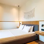 Отель Sunset Shoreline - Sea View - Free Private Parking - Pool 4*