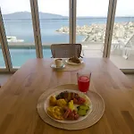 Отель Sunset Shoreline - Sea View - Free Private Parking - Pool 4*