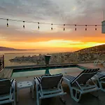 Отель Sunset Shoreline - Sea View - Free Private Parking - Pool 4*