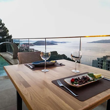 Sunset Shoreline - Sea View - Free Private Parking - Pool 4* Sarandë