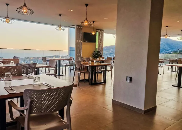 Sunset Shoreline - Sea View - Free Private Parking - Pool Sarandë
